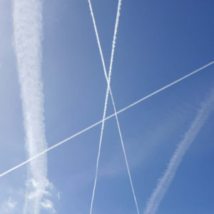 Traces d'avions dans le ciel